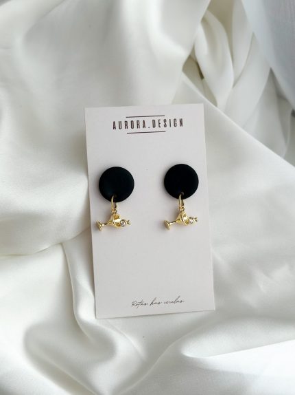 melni auskari ar zeltu