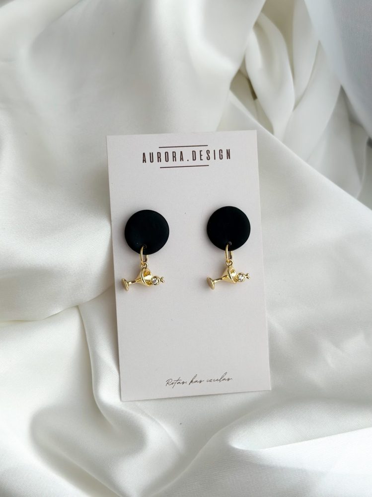 melni auskari ar zeltu