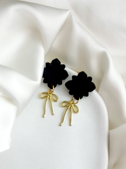 melni auskari ar zelta akcentu