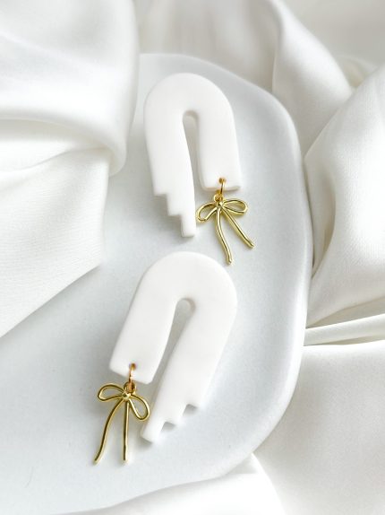 balti auskari ar zelta bantīti akcentam