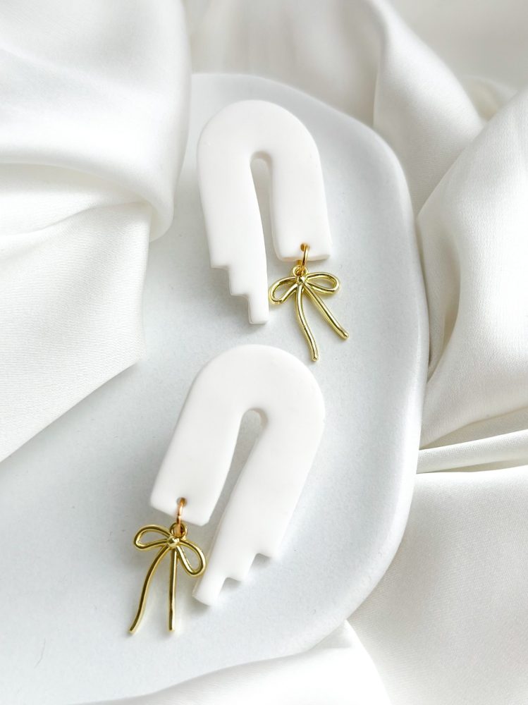 balti auskari ar zelta bantīti akcentam