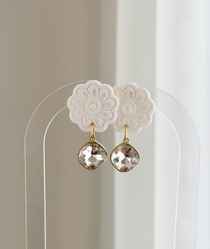 Ziedu formas auskari balti