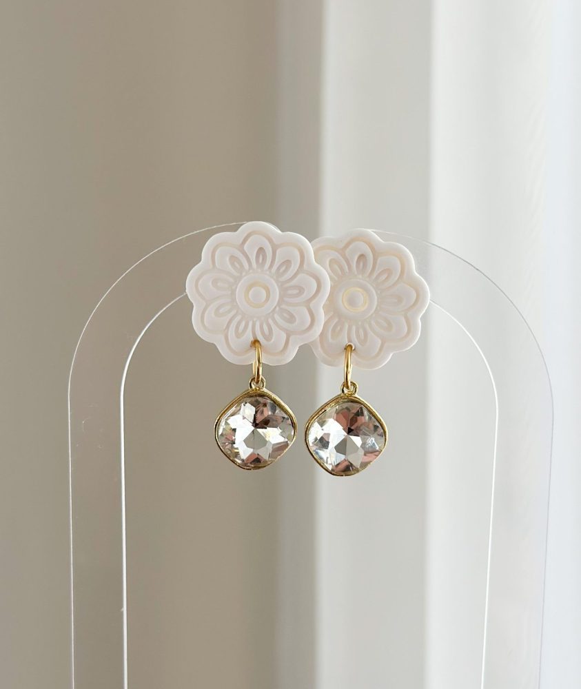 Ziedu formas auskari balti