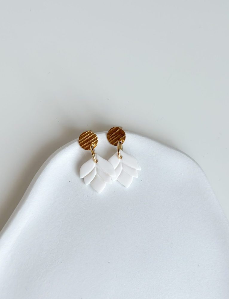 balti viegli auskari ar zelta detaļām