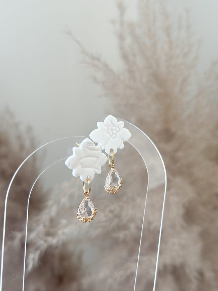 Balti auskari ar kristālu