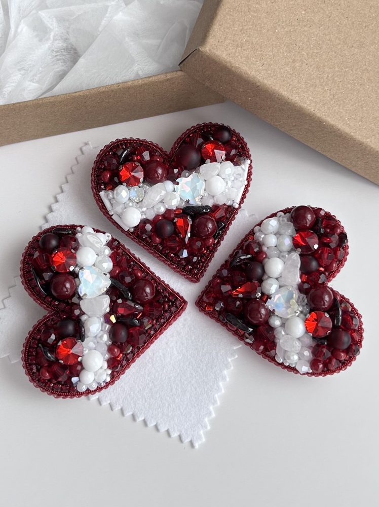 Broša Latvijas karoga krāsā KLASISKĀ SIRSNIŅA