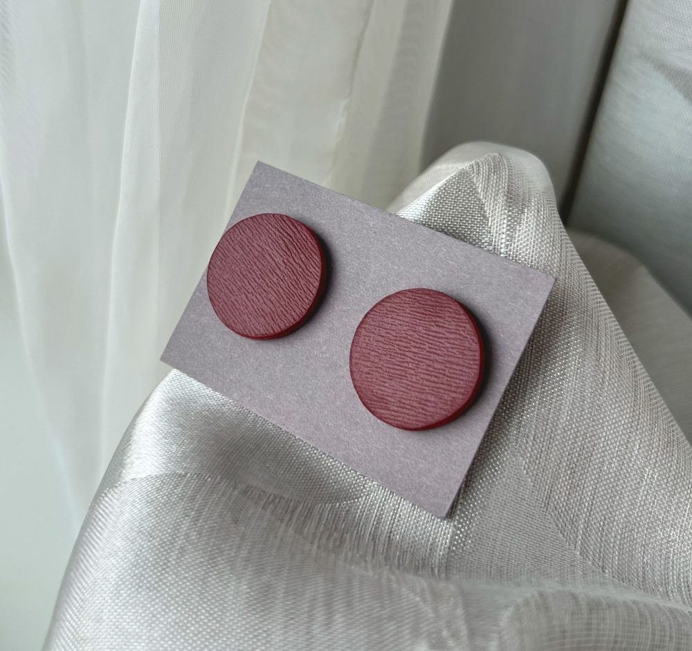 Dabīgās ādas nagliņu auskari roku darbs