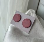 Dabīgās ādas nagliņu auskari roku darbs