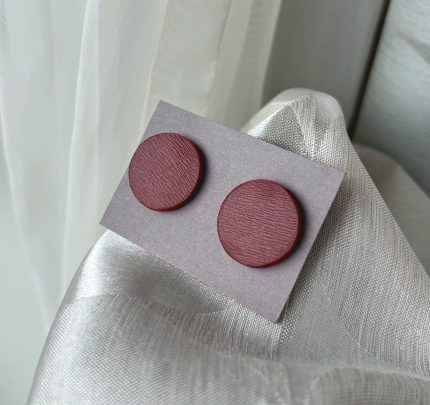 Dabīgās ādas nagliņu auskari roku darbs