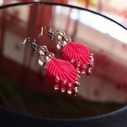 Koši rozā, gari makrame auskari ar stikla pērlēm