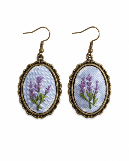 Ovāli auskari ar izšūtiem lavandas ziediem