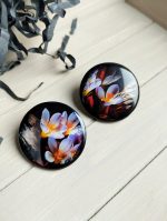 auskari ar krokusu ziediem