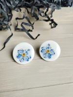 balti auskari ar neaizmirstulītēm