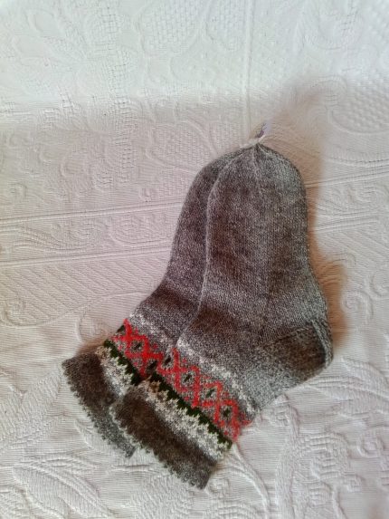 vilnas dzijas adītas sieviešu zeķes ar rakstu