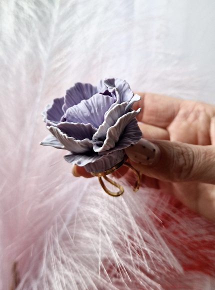 gredzens ar ziedu violets