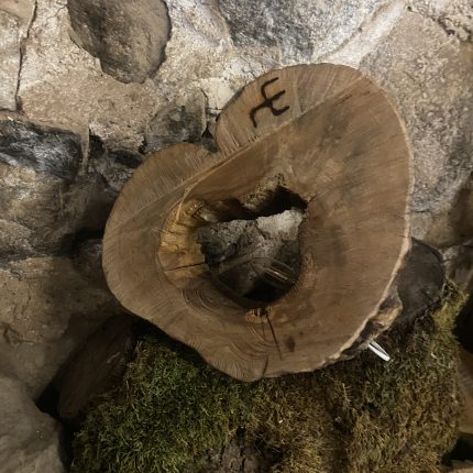 Šī ir unikāla, ar rokām darināta koka lampa, kas izceļ dabīgā materiāla skaistumu un faktūru. Tās siltais, maigi izkliedētais apgaismojums rada mājīgu un relaksējošu atmosfēru, padarot to par izcilu interjera akcentu gan modernā, gan lauku stilā.