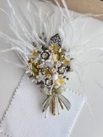 Broša ar spalvām un kristāliem