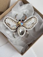 balta broša ar pērlītēm | piespraude roku darbs