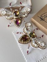 Broša ar pērlītēm bitīte