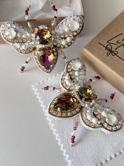 Broša ar pērlītēm bitīte