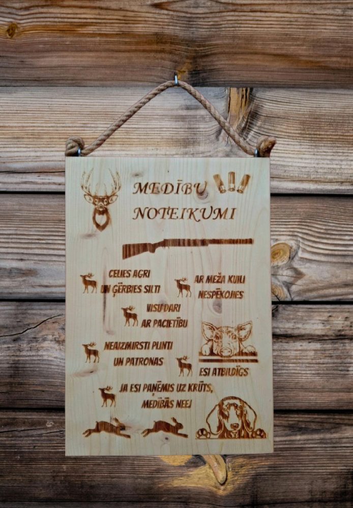 koka plāksnīte ar medību noteikumiem