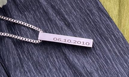 Metāla piekariņš ar personalizētu gravējumu