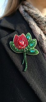 piespraude ar kristāliņiem zieds