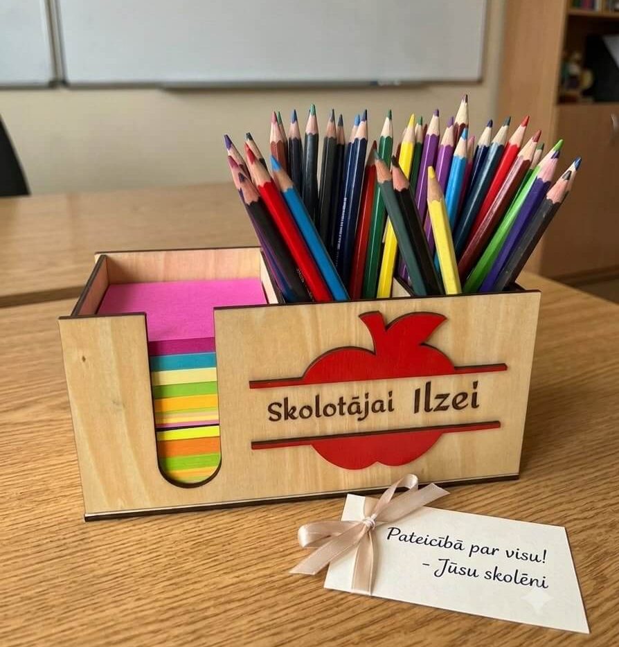 Koka galda organizators ar personalizāciju