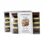 Caurspīdīga kārbiņa ar "Chocomagija Premium" roku darba šokolādes standziņu miksu. Kastītē izkārtotas 9 apaļas šokolādes standziņas dažādos toņos (gaiša, piena un tumšā šokolāde). Pa vidu ir balta etiķete ar kakao zara ilustrāciju un tekstu "Roku darbs. Šokolādes standziņas MIX. 120g | 9 gab. Šokolādes mix ar ogām, pistācijām, kraukšķīgiem rīsiem".