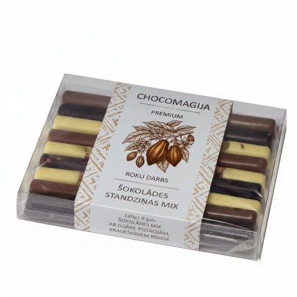 Caurspīdīga kārbiņa ar "Chocomagija Premium" roku darba šokolādes standziņu miksu. Kastītē izkārtotas 9 apaļas šokolādes standziņas dažādos toņos (gaiša, piena un tumšā šokolāde). Pa vidu ir balta etiķete ar kakao zara ilustrāciju un tekstu "Roku darbs. Šokolādes standziņas MIX. 120g | 9 gab. Šokolādes mix ar ogām, pistācijām, kraukšķīgiem rīsiem".