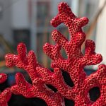 Keramikas koraļļa statuete sarkanā krāsā – detaļas