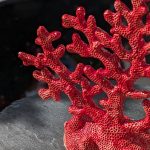 Keramikas koraļļa statuete sarkanā krāsā