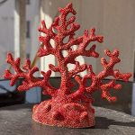 Keramikas koraļļa statuete sarkanā krāsā – kopskats