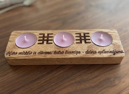 Ozolkoka svečturis ar gravējumu