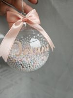 Personalizēti Ziemassvētku eglītes rotājumi ar vārdu, caurspīdīgas Ziemassvētku bumbas 8 cm diametrā ar krāsainu putuplasta bumbiņu pildījumu un dekoratīvu lentīti, pieejami 3 personalizācijas krāsās. Oriģināla Ziemassvētku dāvana bērniem un ģimenei. Personalizēti rotājumi. Eglītes bumbas