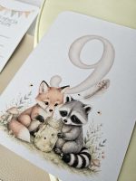 Mazuļa mēneškartīte ar ciparu 9 un lapsēna un jenota ilustrāciju, drukāta uz akvareļpapīra. Dāvana raudzībās