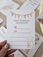 Mazuļa mēneškartītes ar meža dzīvnieciņiem, 10 × 15 cm kartītes uz akvareļpapīra mazuļa pirmā gada fotogrāfijām. Komplektā mēnešu kartītes ar cipariem un kartīte “Mani šī mēneša sasniegumi” mazuļa pirmo prasmju un atmiņu pierakstīšanai.