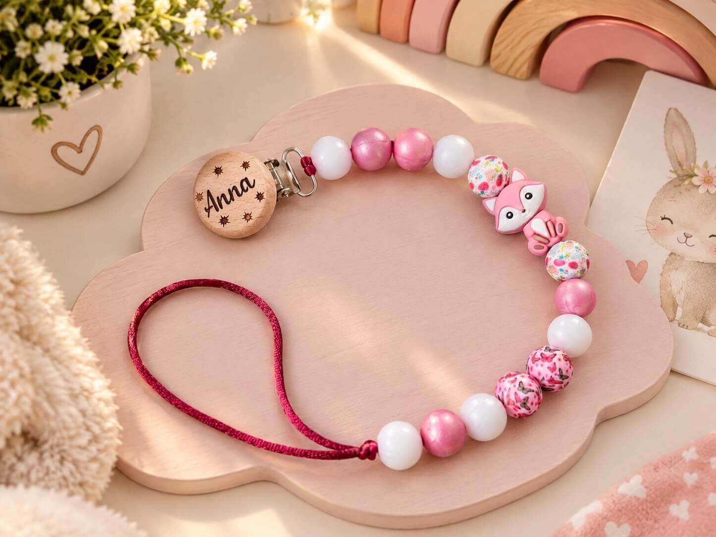 Personalizēts knupīšu turētājs ar silikona bumbiņām Personalizēts knupīšu turētājs ar silikona bumbiņām