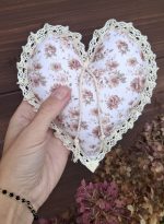 Puķaina kokvilnas sirds ar mežģīnēm - sirsnīga dāvana - Attēls 2
