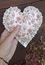 Puķaina kokvilnas sirds ar mežģīnēm - sirsnīga dāvana - Attēls 2