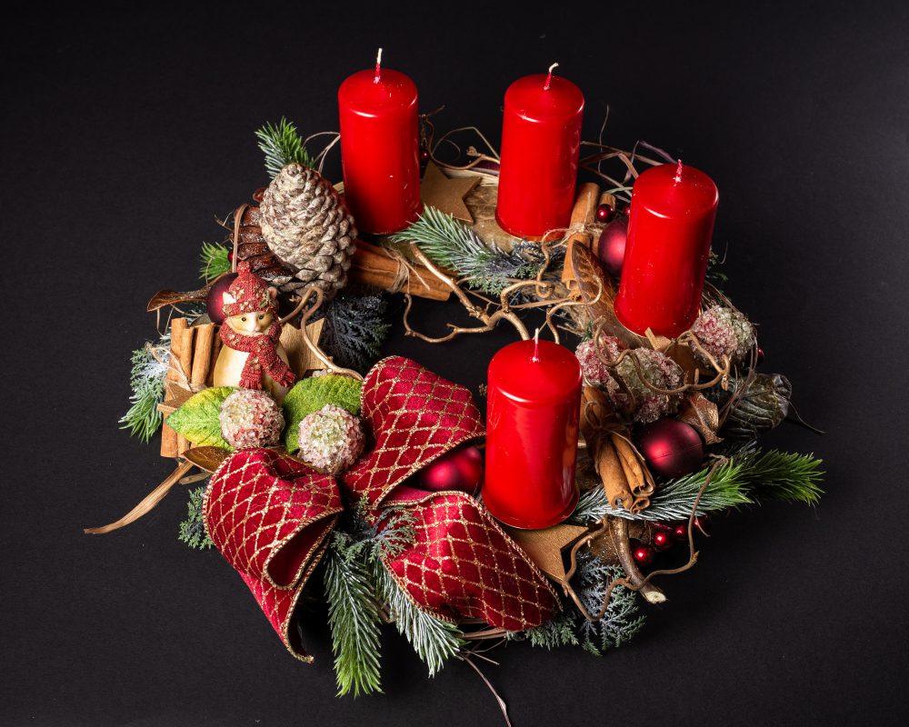 Grezns Adventes vainags ar KAĶI